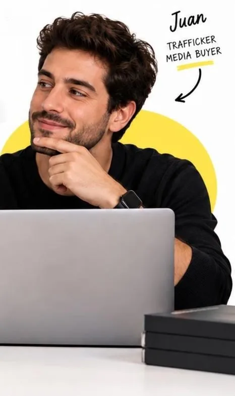 Juan, trafficker y media buyer, frente a su laptop